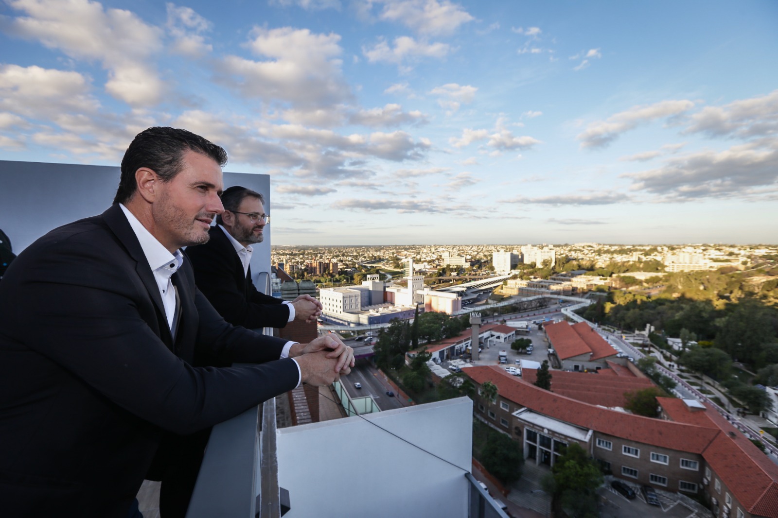 Elyon prendió otro Faro del Poeta con vista a un pulmón verde clave